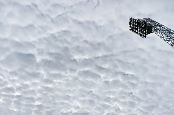 Stadion schijnwerpers met bewolkte hemel — Stockfoto