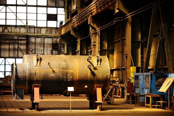 Eski fabrika içinde endüstriyel tank — Stok fotoğraf
