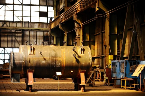 Industriella tank i gammal fabrik Royaltyfria Stockbilder