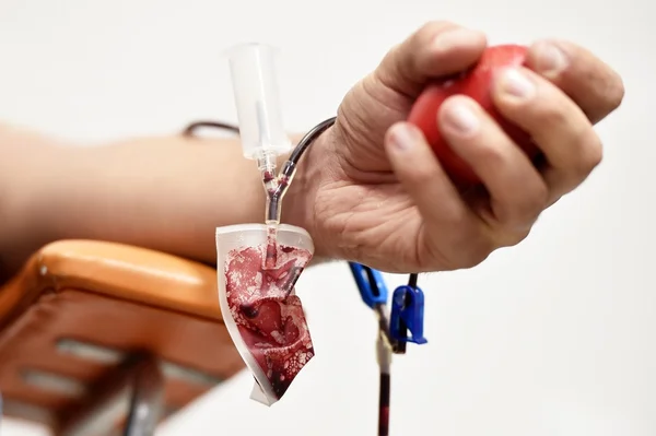 Kan donör el sıkmak bir topu tutarak — Stok fotoğraf