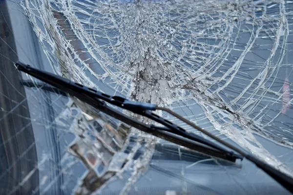 Accidente de coche roto parabrisas Fotos de stock libres de derechos