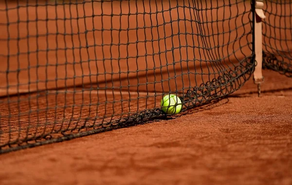 Palla da tennis sul campo da tennis in terra battuta — Foto Stock