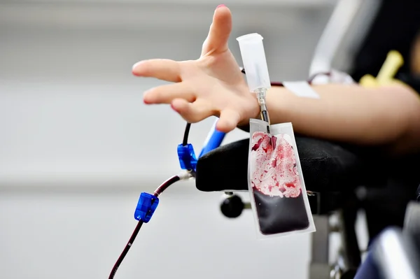 Blood donor hand met palm geopend — Stockfoto