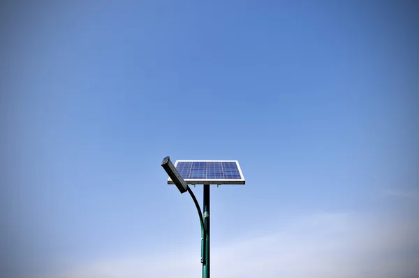 Lâmpada de rua solar em um parque — Fotografia de Stock