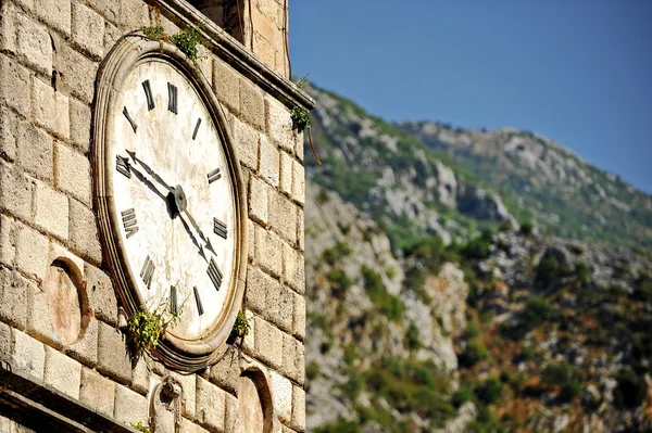 Vecchia torre dell'orologio a Kotor — Foto Stock