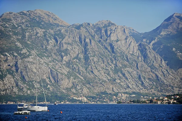 Yate en la Bahía de Kotor — Foto de Stock