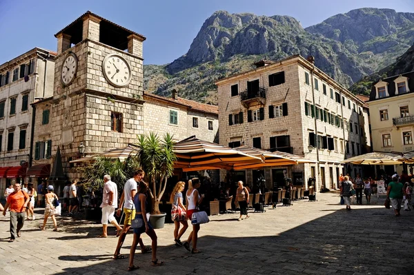 Los turistas visitan la Plaza de Armas de Kotor — Foto de Stock