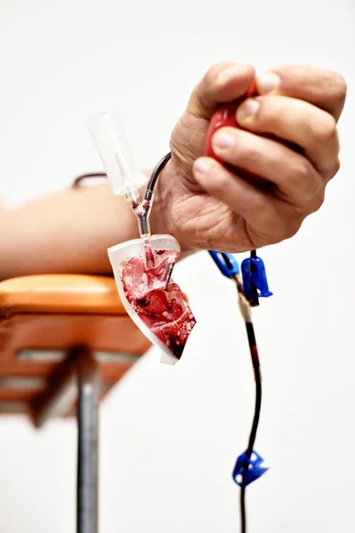 Αίματος δότη χέρι λεπτομέρεια συμπίεση μια ιατρική μπάλα — Φωτογραφία Αρχείου