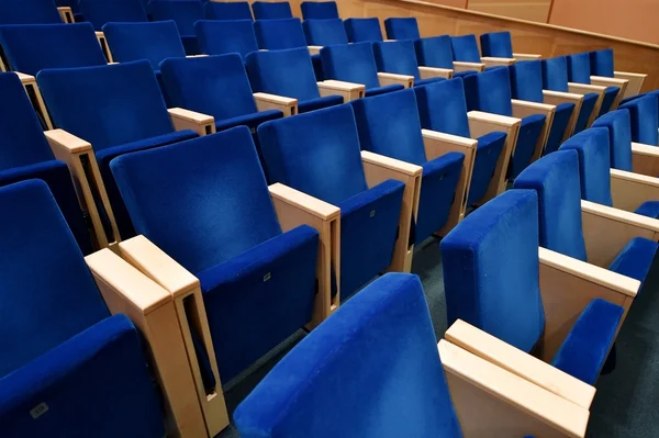 Cadeiras de veludo azul em anfiteatro — Fotografia de Stock