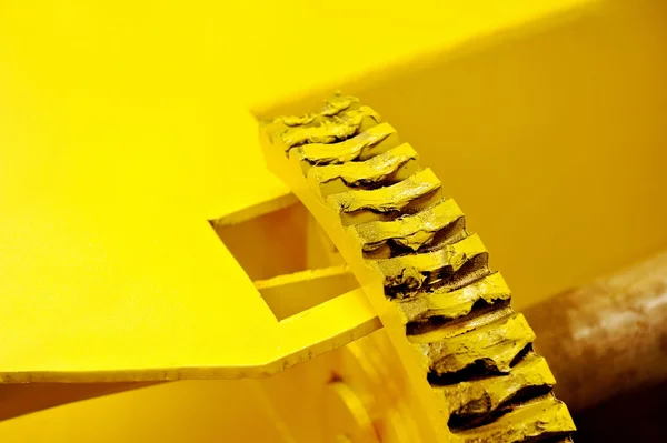Промышленный желтый механизм с жиром — стоковое фото