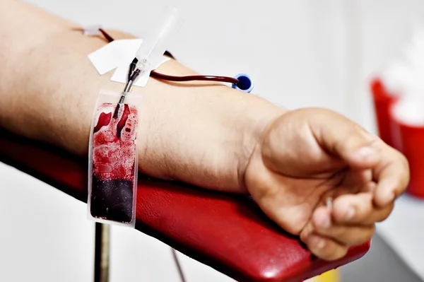 Рука донора крові в лікарні — стокове фото
