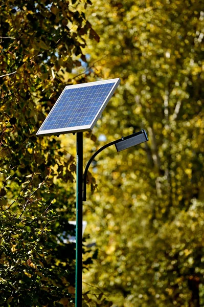 Lâmpada de rua solar em um parque — Fotografia de Stock