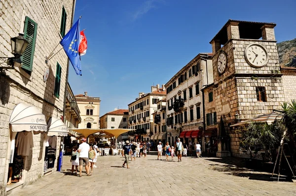 Turista látogasson el a régi város Kotor — Stock Fotó