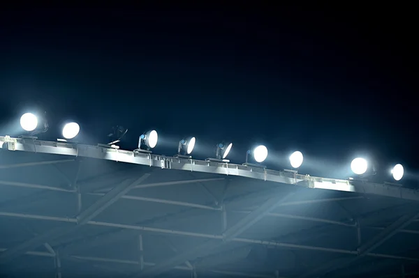 Stadion reflektorok a ködben — Stock Fotó