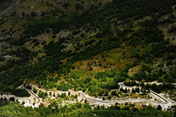 Slingrande bergsväg i Albanien — Stockfoto