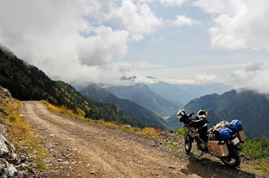 Macera motosiklet üzerinde kirli bir yolun Kuzey Arnavutluk