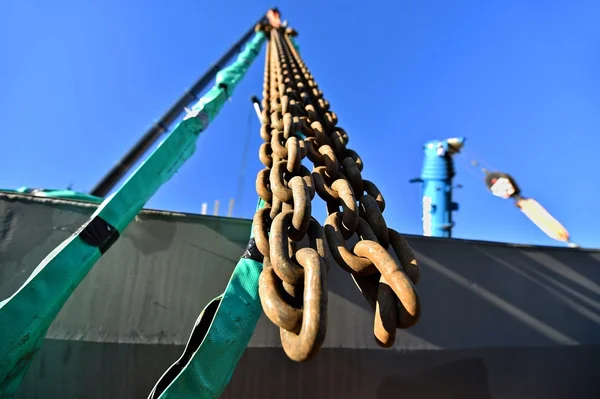 Cadena industrial y ganchos — Foto de Stock