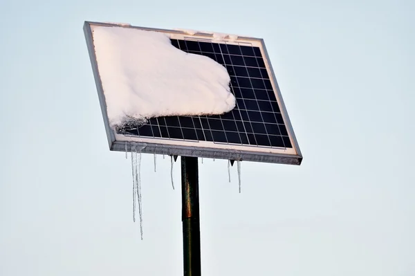 Eiszapfen an einer solaren Straßenlaterne — Stockfoto