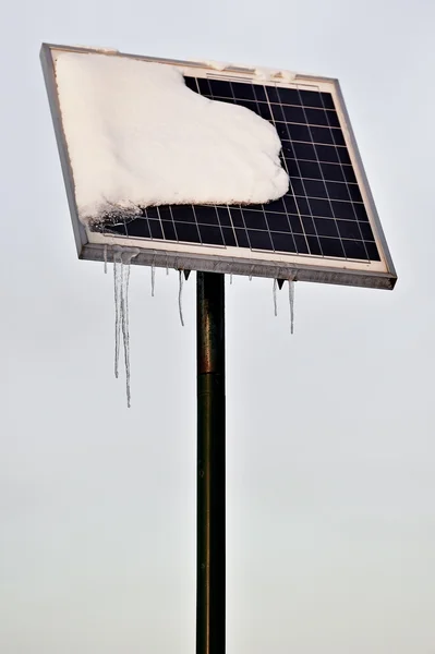 Icicles en una lámpara de calle solar —  Fotos de Stock