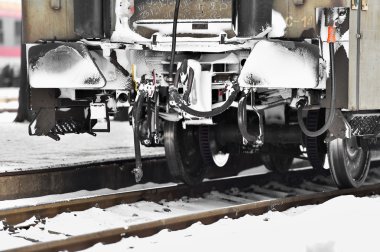 Kış döneminde donmuş vagon bağlantıları tren