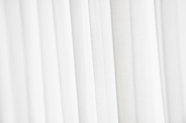 Beyaz bir perde ile güneş ışığı