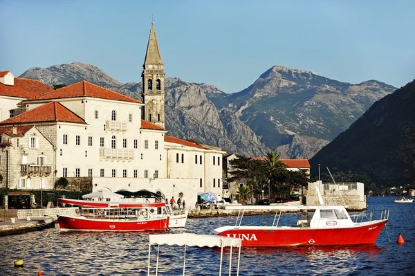 Barcos turísticos en la Bahía de Kotor — Foto de Stock