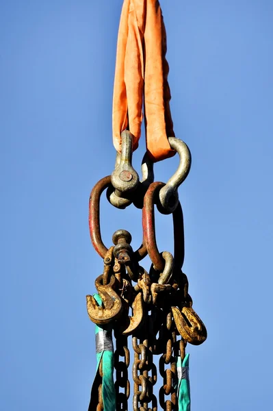 Cadenas y ganchos industriales de servicio pesado — Foto de Stock