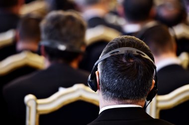 Konferans sırasında kulaklık kullanan kişiler