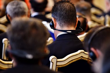 Tanınmayan insanlar istimal Headphones 