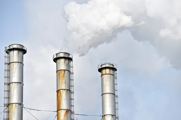 Dampf tritt aus petrochemischer Anlage aus — Stockfoto