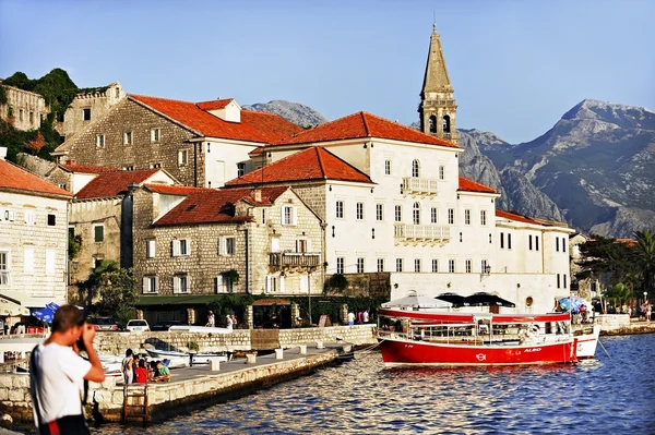 Barcos turísticos en la Bahía de Kotor — Foto de Stock