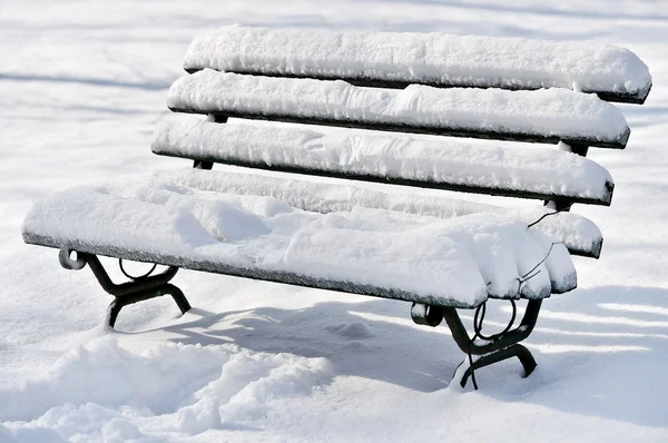 Panchina coperta di neve dopo la nevicata — Foto Stock