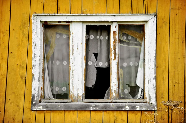 Casa de madera con ventanas rotas — Foto de Stock