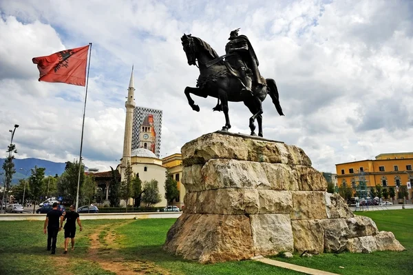 Albán nemzeti hős Skanderbeg Tiranában szobra — Stock Fotó