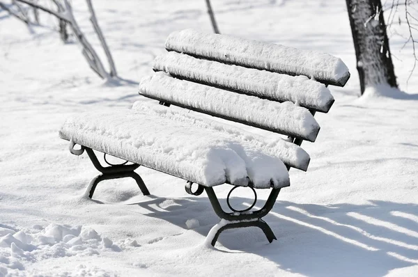 Panchina coperta di neve dopo la nevicata — Foto Stock