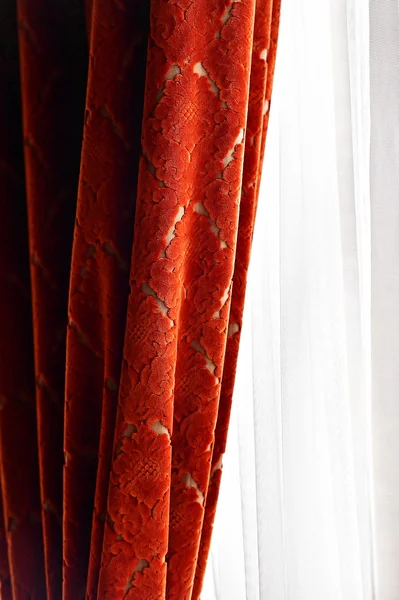 Cortina de janela de veludo vermelho elegante — Fotografia de Stock