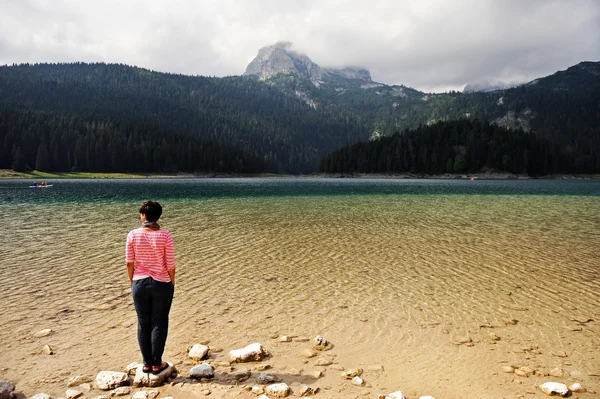 Turista na břehu Černé jezero v Černé hoře — Stock fotografie