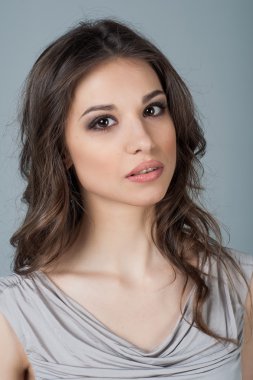 Güzel bir kadın yüzü portre genç stüdyo gri kapatın. Doğal Güzellik