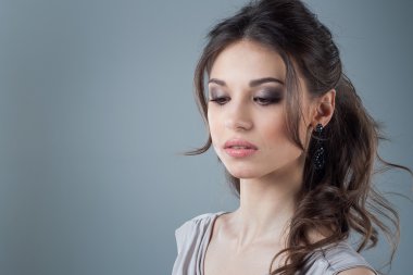 Güzel bir kadın yüzü portre genç stüdyo gri kapatın. Doğal Güzellik