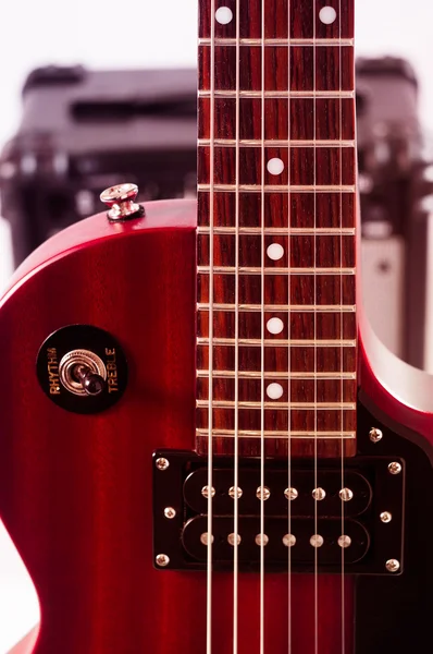 Μέρος του ηλεκτρική κιθάρα σε άσπρο φόντο. Παλιό στυλ — Φωτογραφία Αρχείου