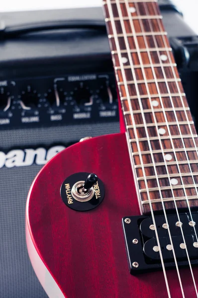 Parte da guitarra elétrica no fundo de madeira . — Fotografia de Stock