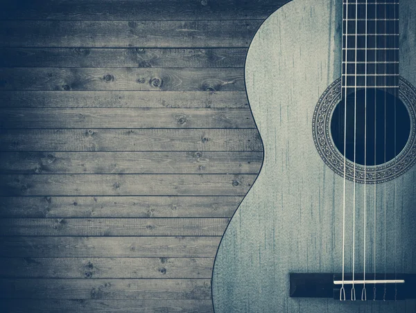 Частина синьої акустичної гітари на сірому дерев'яному фоні . — стокове фото