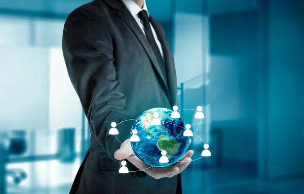 Бизнесмен держит глобус в руках. Концепция управления персоналом во всем мире . — стоковое фото