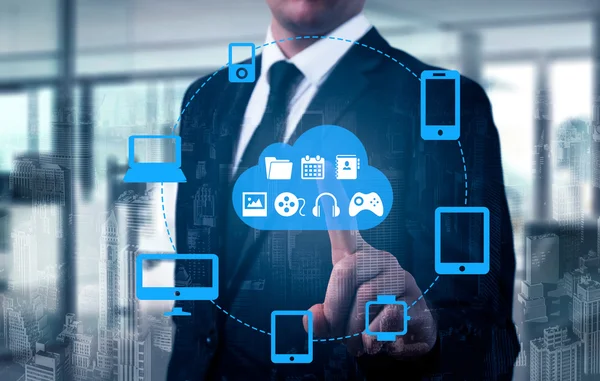 Uomo d'affari che tocca una nuvola connessa a molti oggetti su uno schermo virtuale, concetto di internet delle cose — Foto Stock