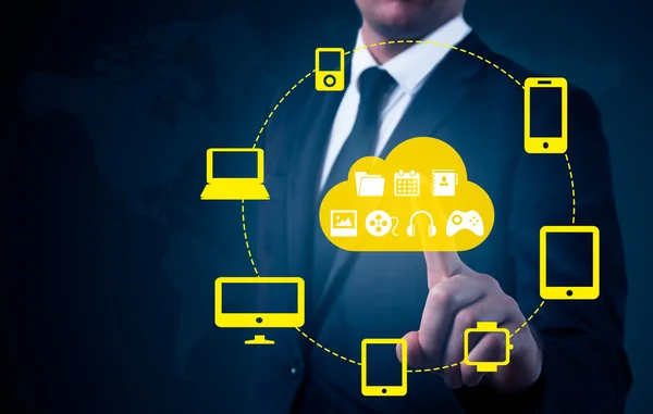 Empresário tocando uma nuvem conectada a muitos objetos em uma tela virtual, conceito sobre internet das coisas — Fotografia de Stock