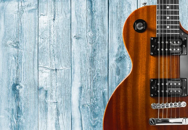 Parte da guitarra elétrica laranja sobre fundo de madeira. Um lugar para escrever o texto . — Fotografia de Stock