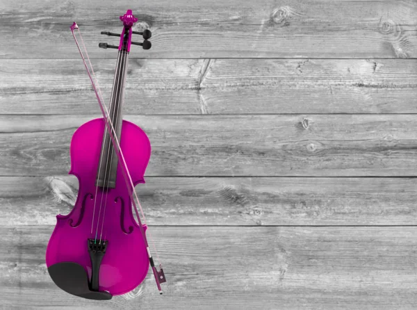 Violon rose sur fond bois gris. Avec espace pour l'écriture de texte — Photo