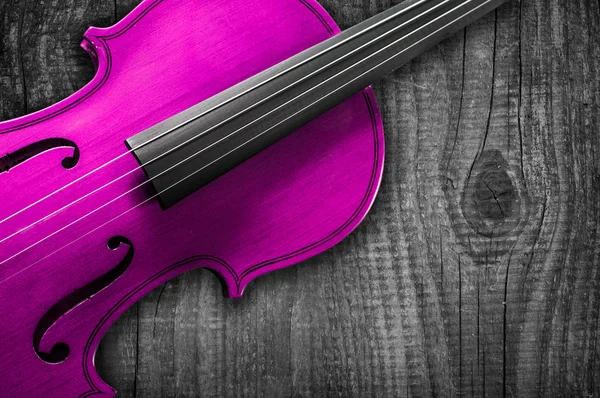 粉红色的小提琴上木制的灰色背景。为文本写作空间 — 图库照片