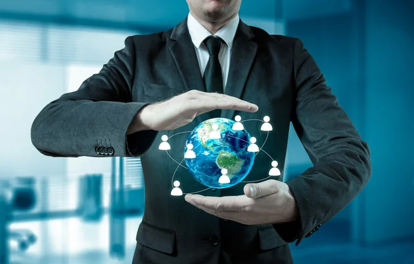 Üzletember globe tartja a kezében. A koncepció a személyzeti igazgatás, a világ minden tájáról — Stock Fotó
