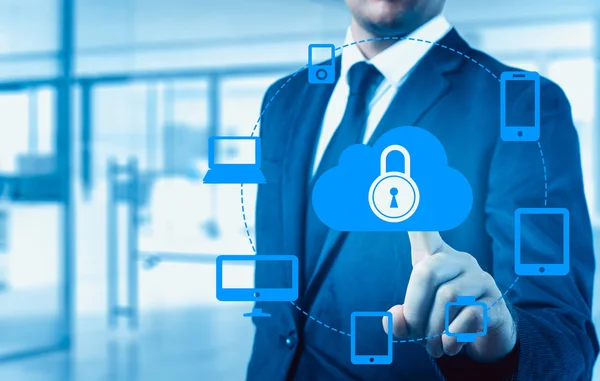 Proteggi il concetto di dati sulle informazioni cloud. Sicurezza e protezione dei dati cloud — Foto Stock